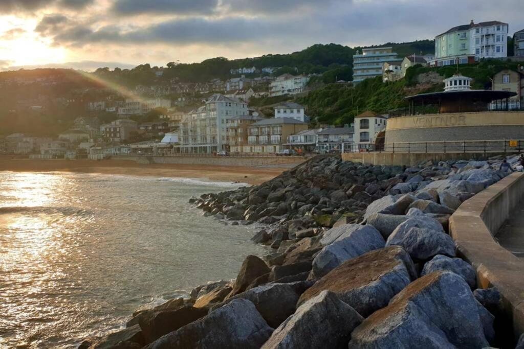 Beautiful Seaside Apartment With Parking Ventnor Exterior photo